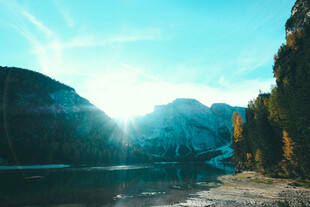 阳光照耀下的山水美景