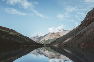 山间静美湖泊风景如画