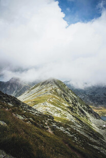 壮丽山景云雾缭绕