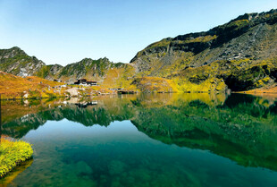 山间碧绿湖水美丽景致