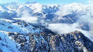 壮丽雪山云海景观