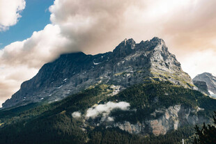 巍峨高山云雾缭绕之景