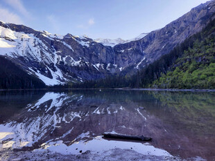 雪山湖泊美景倒映