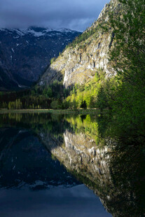 山水倒影的静谧自然美景