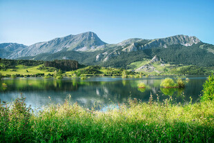 湖畔青山美景如画