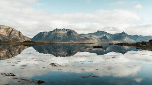宁静山水倒影如画
