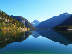 宁静山水间的美丽湖景