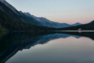 宁静湖畔的山水暮色
