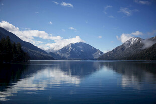 宁静湖景与远处雪山