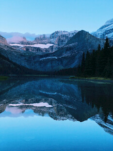 宁静湖山倒影美景
