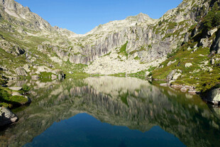 高山湖泊绝美自然风光