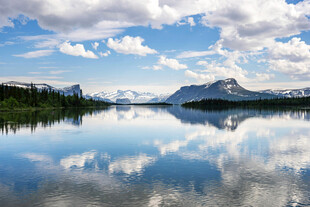 宁静湖景与远处山峦倒影