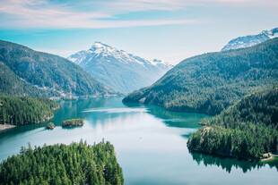宁静山水间的秀丽湖景