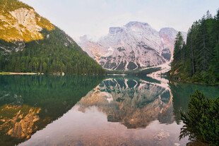 山间湖泊的绝美倒影