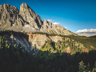 壮丽山景与葱郁植被