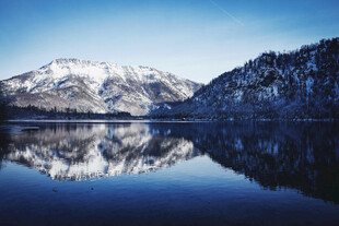 雪山湖泊的静谧倒影