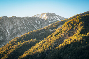 阳光照耀下的青山峻岭