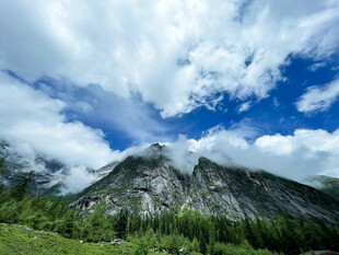壮丽山景与蓝天白云