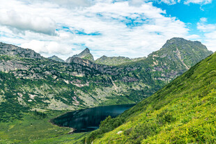青山绿野间的秀丽山峦