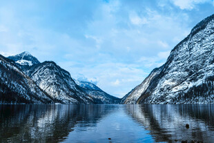 壮丽雪山下的宁静湖泊