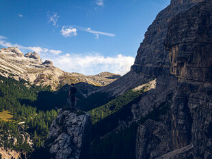 壮丽山谷间的迷人山景