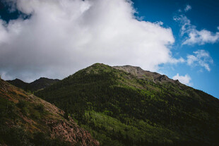 青山蓝天间的壮丽景致