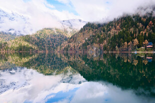 湖光山色中的静谧自然美景