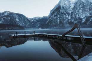 冬日静谧湖景中的栈桥