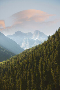 山林间的壮丽山峦景观