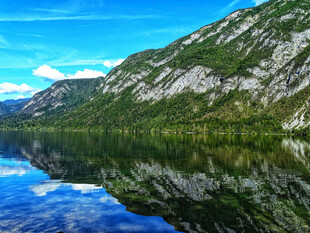 宁静山水倒影如画美景