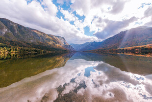 山水倒影的绝美自然景观