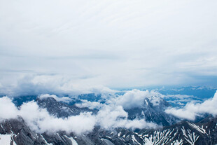 雪山云海壮丽景观