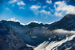 壮丽雪山蓝天云海景观