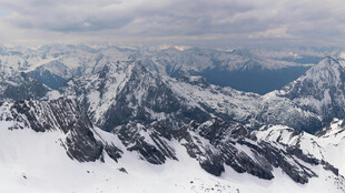 壮丽雪山全景风光