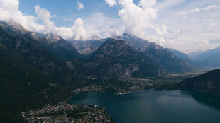 高山湖泊壮丽自然景观