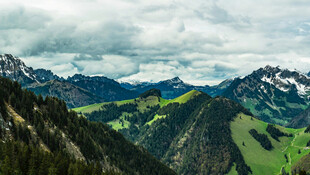 山峦绿野间的壮美风光