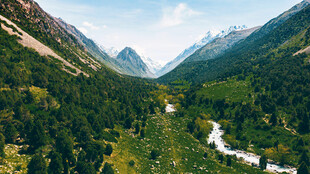 山谷绿野间的秀丽风光
