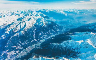 壮丽雪山空中俯瞰美景