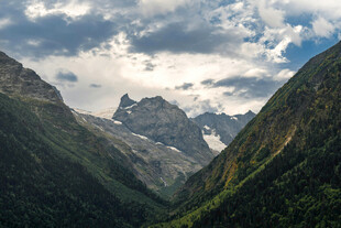 壮丽山谷间的巍峨山脉