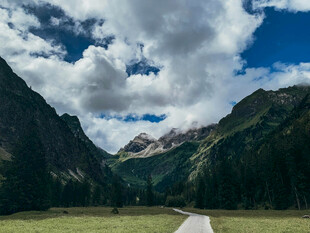 山间公路通向壮美风景