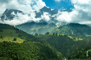 山峦云雾间的翠绿美景