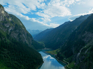 壮丽山谷中的静谧河流