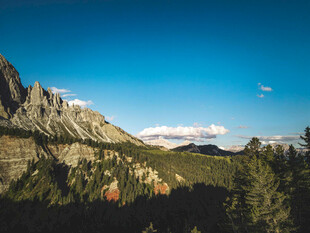 壮丽山景与蓝天绿树