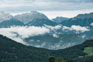 云雾缭绕的壮美山峦景色