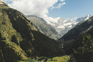 壮丽山谷雪山美景