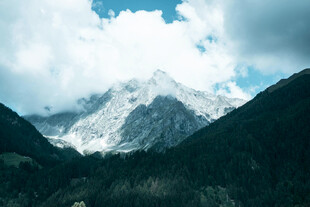 巍峨雪山与葱郁山峦