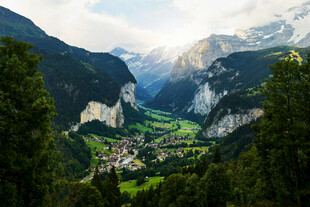 山谷中的美丽村庄与山峦