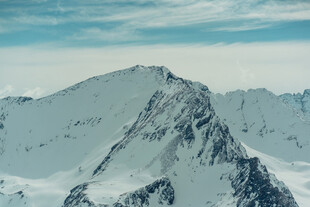 巍峨雪山壮丽景致