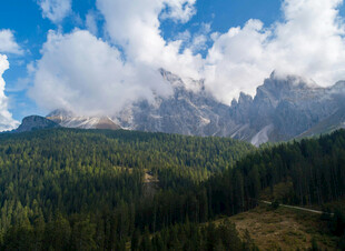山峦林海间的壮丽天空