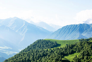 青山绵延的壮美山景